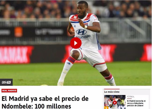 这雪有点大，欧冠赛前一名挪威记者在博德闪耀的球场边线处滑雪（大雪纷飞，欧冠赛前挪威记者在博德闪耀场边滑雪）