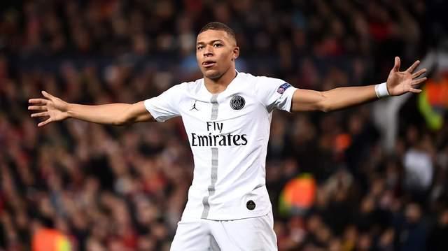 从手足无措到游刃有余，齐达内在公园学着踢毽子（齐达内公园学踢毽子：从生疏到娴熟）