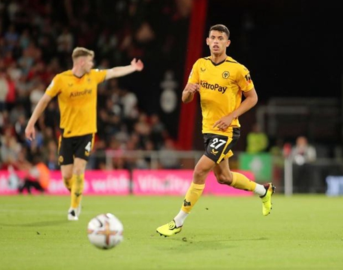 意甲西甲齐变天！AC米兰1-0登顶，巴萨3-1反超皇马，尤文终结2连平，马竞7连胜（意甲西甲同迎变局：AC米兰1-0登顶，巴萨3-1反超皇马，尤文止住2连平，马竞豪取7连胜）