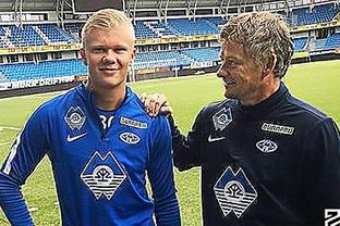 理性追星，新鹏城vs成都赛后有球迷跳下看台与韦世豪合影