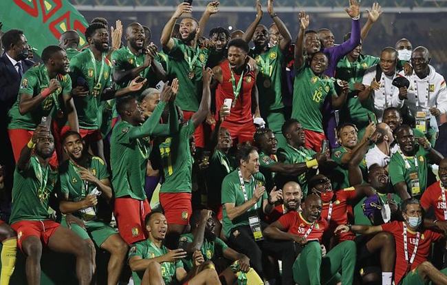 他在闹，他在笑，林加德与拉什福德通道内嬉戏（笑闹不断，林加德和拉什福德在通道内打趣嬉闹）